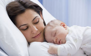 چرا تماس مادر و نوزاد در ساعت اول تولد اهمیت دارد؟